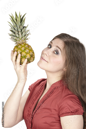 Junge Frau mit Baby-Ananas