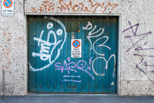 Porta garage verde con graffiti