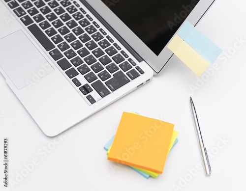 ノートパソコンと付箋