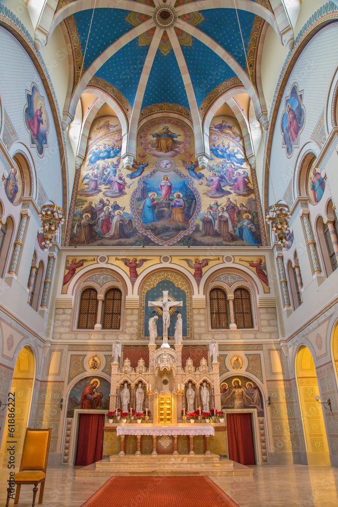 Vienna - Presbytery and main altar of Carmelites church