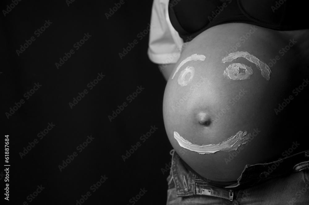 schwangere Frau mit Cremegesicht schwangere Frau mit Cremegesicht