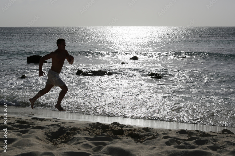 Junger Mann beim Laufen Joggen Training am Strand Junger Mann beim Laufen Joggen Training am Strand