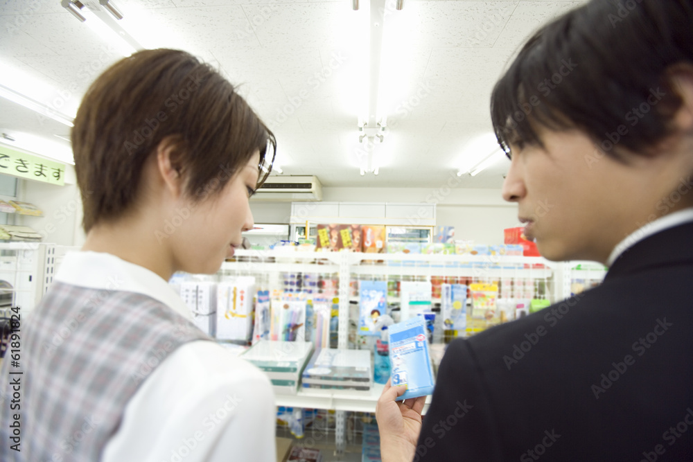 Obraz premium couple visiting convenience store
