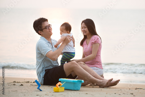Fotografía chinese asian family playing on the beach