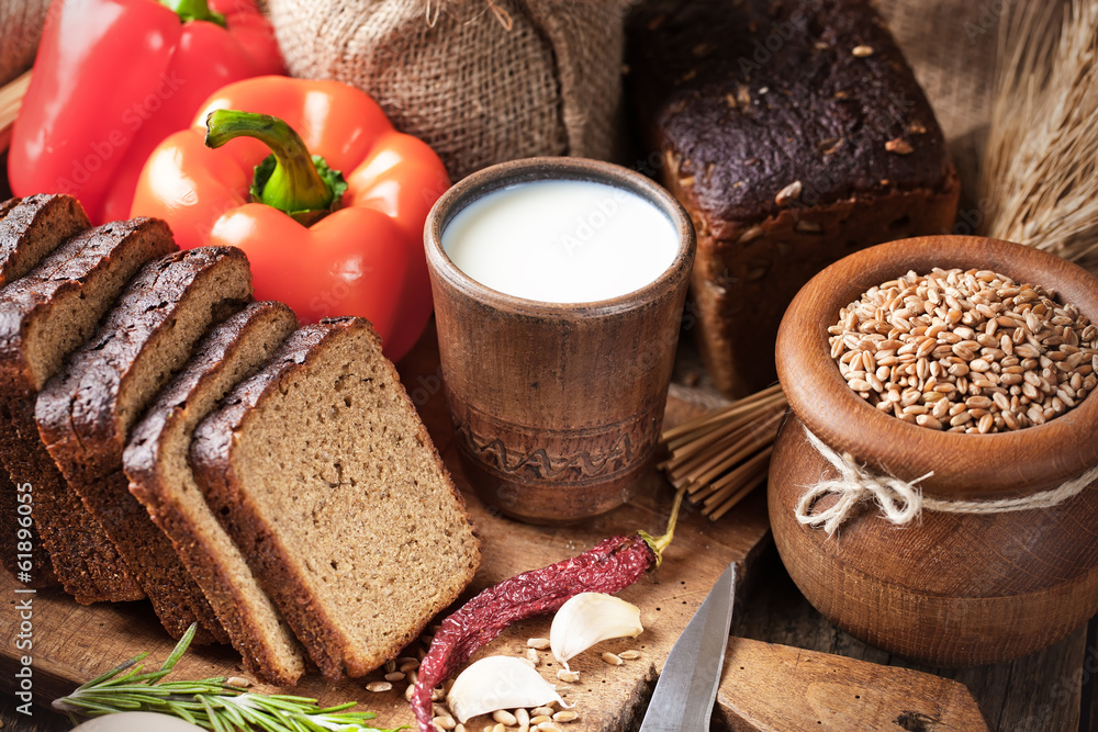 Fototapeta premium Bread rye spikelets on an old background