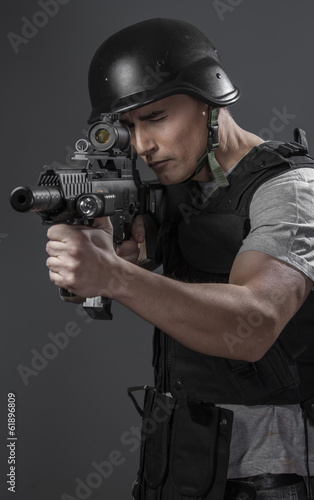 paintball sport player wearing protective helmet aiming pistol , © Fernando Cortés