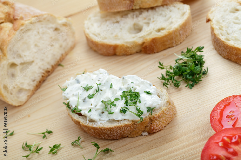 Kräuter- Frischkäse auf Baguette Kräuter- Frischkäse auf Baguette