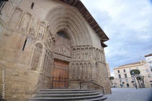 Fachada romanica iglesia en Logro  o  La Rioja 