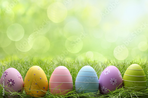 Obraz na płótnie Easter eggs in grass w salonie