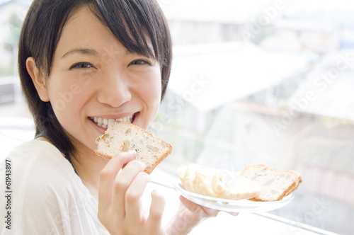 Fotografie woman eating bread