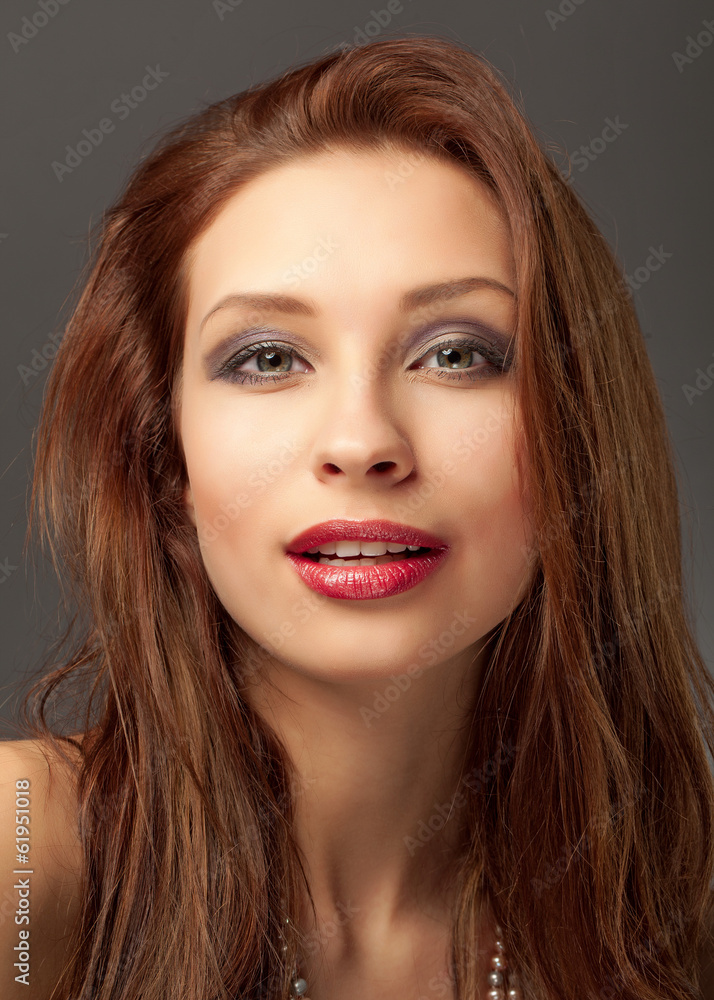 Hübsche Frau mit braunen Haaren Hübsche Frau mit braunen Haaren