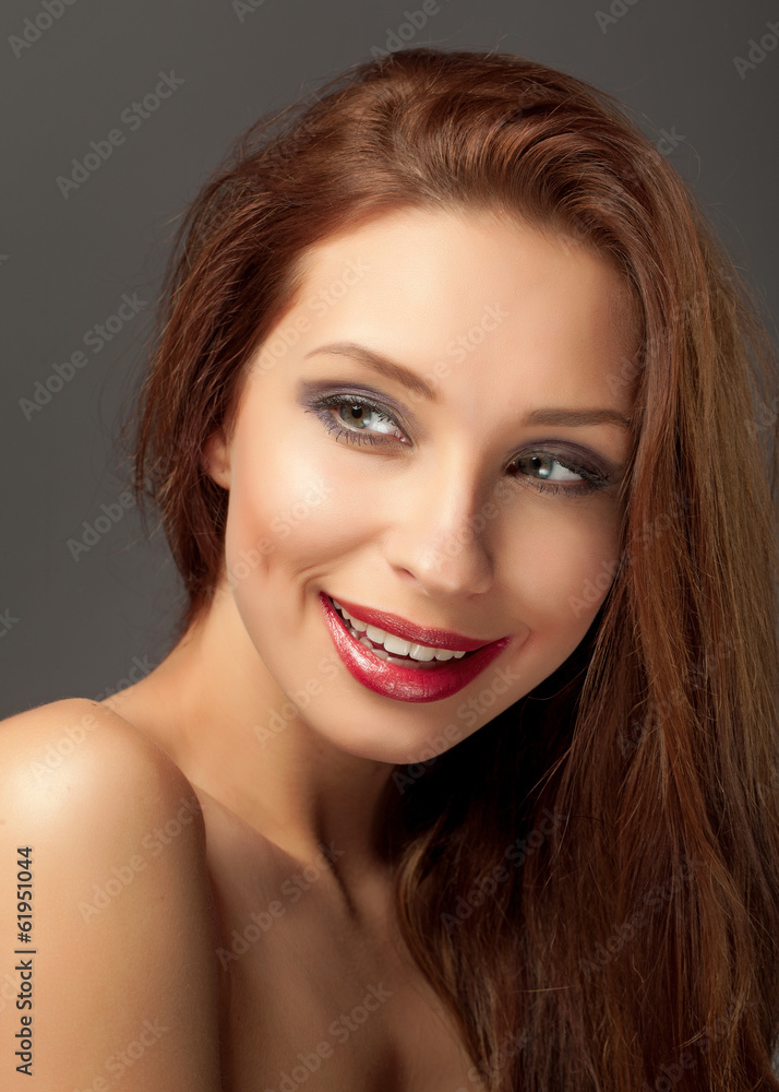 Fototapeta premium Hübsche Frau mit braunen Haaren