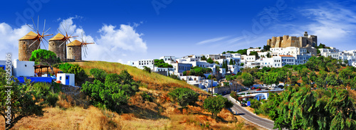 Fototapeta panorama malowniczej wyspy Patmos. widok na Chorę i wiatraki,