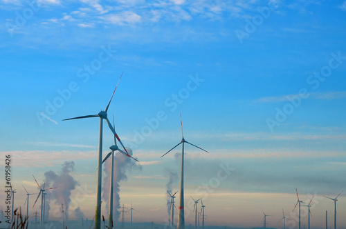 Industrielandschaft mit Windrädern