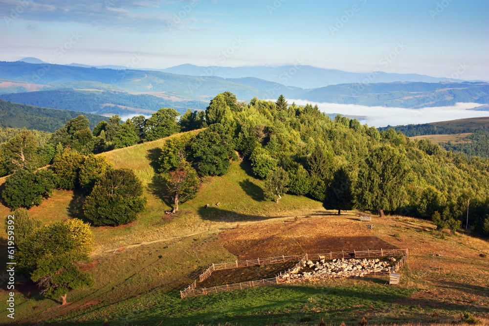 Obraz premium Ship enclosure in the mountains