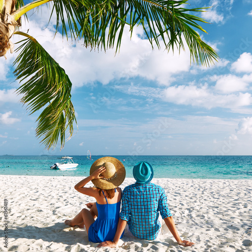 Obraz na płótnie Couple in blue clothes on a beach at Maldives w salonie