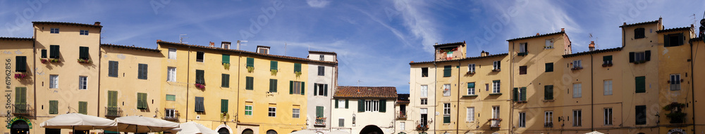 Place de l'amphithéâtre à Lucca / Lucques