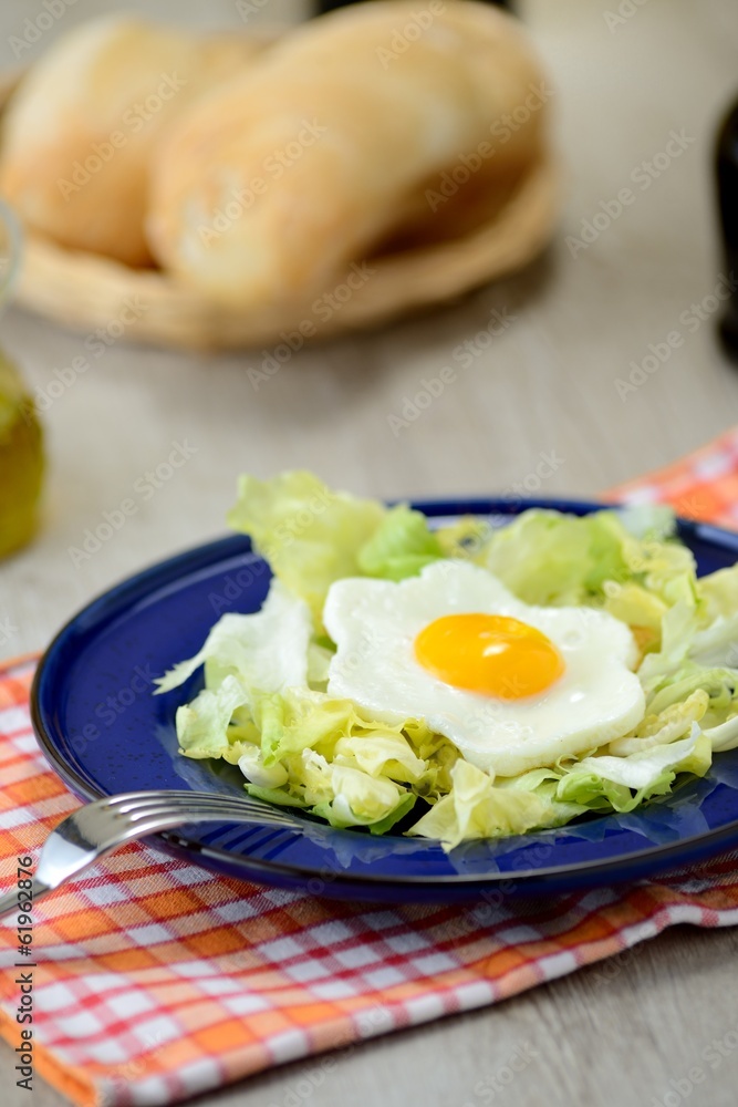 uova al tegamino con contorno d’insalata e cestino del pane uova al tegamino con contorno d’insalata e cestino del pane
