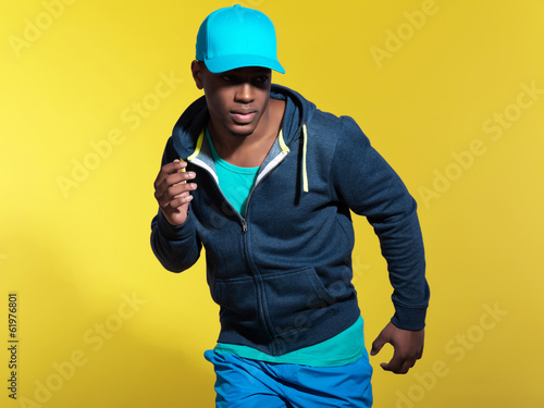 Fotografia Athletic runner wearing blue sportswear fashion. Black man. Blue