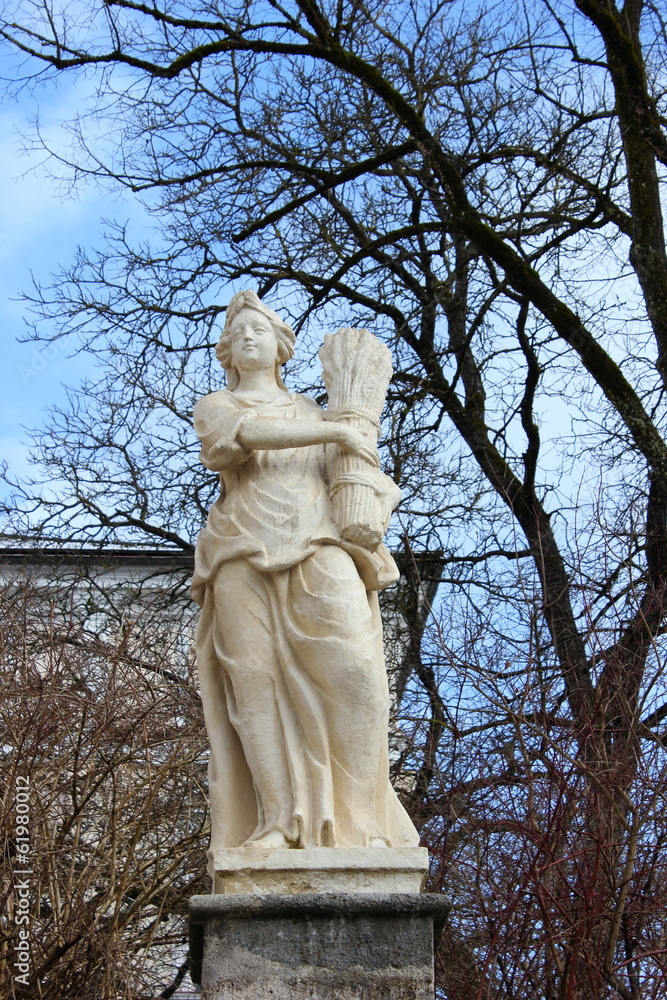 Statue einer Frau im Park von Stift Admont