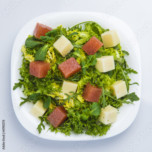 Ensalada de queso de cabra membrillo canónigos rúcula y escarola