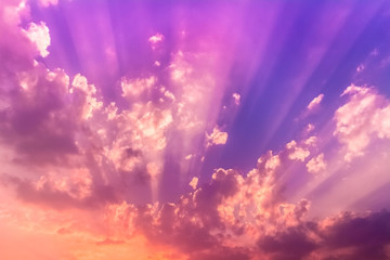 Sierkussen Paars Zonnestralen door wolken bij zonsondergang  © Surachet