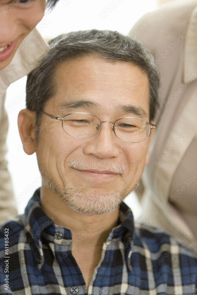 Obraz premium smiling man with glasses