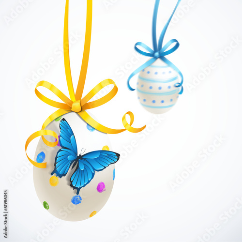 Hängende Ostereier mit Schleifen und Schmetterling
