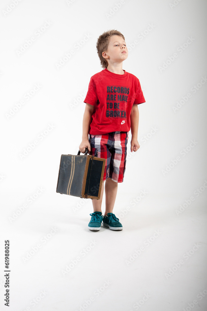 Cłopiec z walizką - obrazy, fototapety, plakaty 