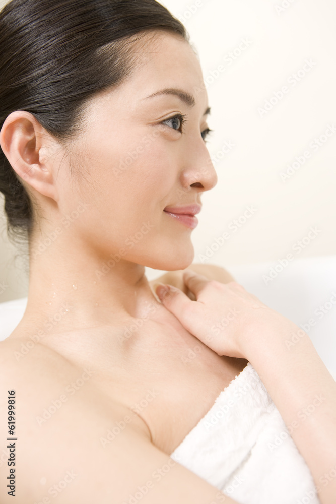 Naklejka premium woman taking a bath