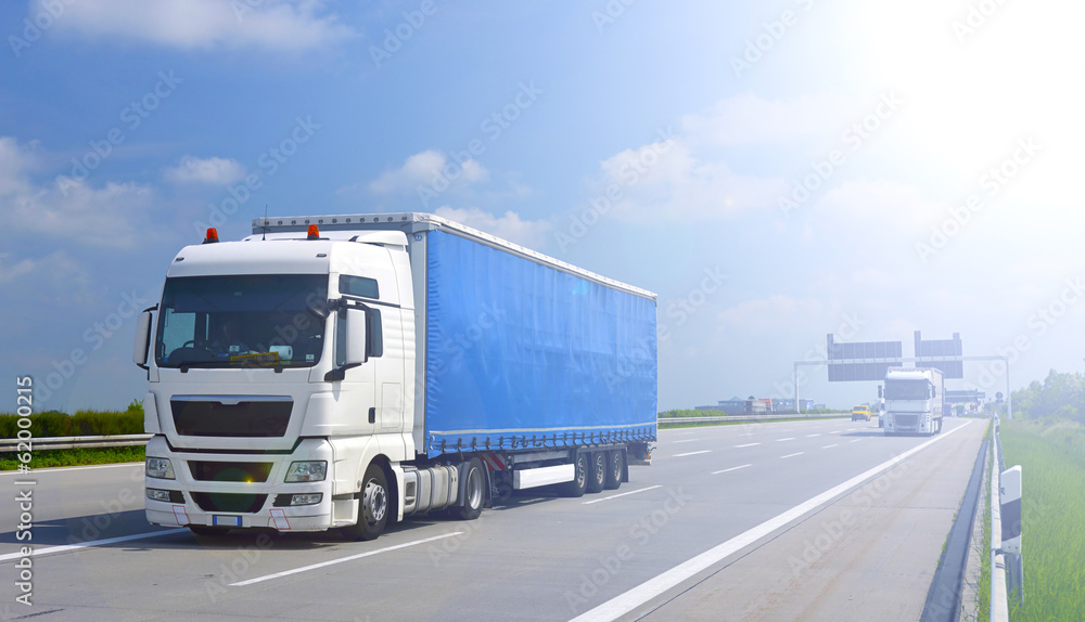 LKW auf Autobahn im Gegenlicht