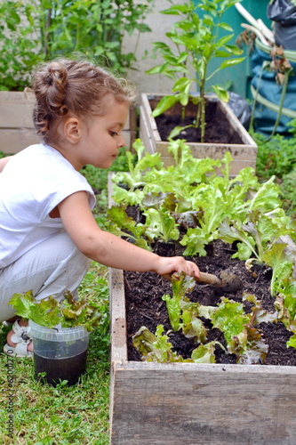 Foto petite fille au carré potager
