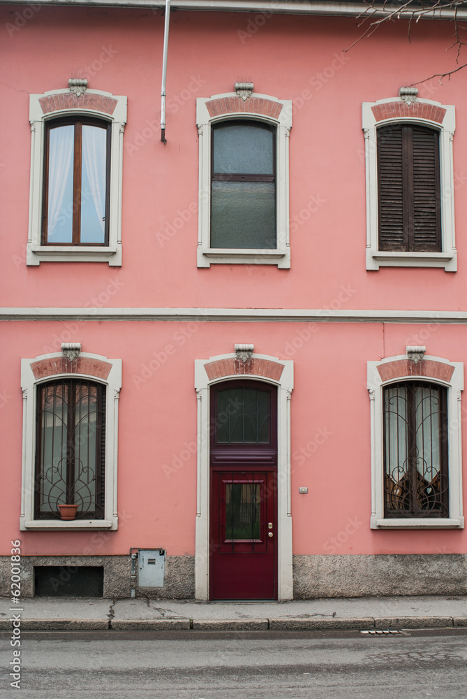 Facciata palazzo rosa con finestre