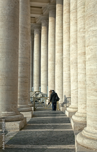 colonnato della basilica di San Pietro Roma photo