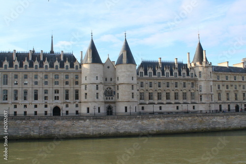 Chateau au bord de la seine