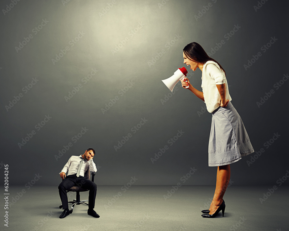 Ταπετσαρία woman screaming at small lazy man