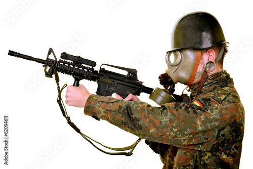 portrait de jeune soldat avec masque à gaz