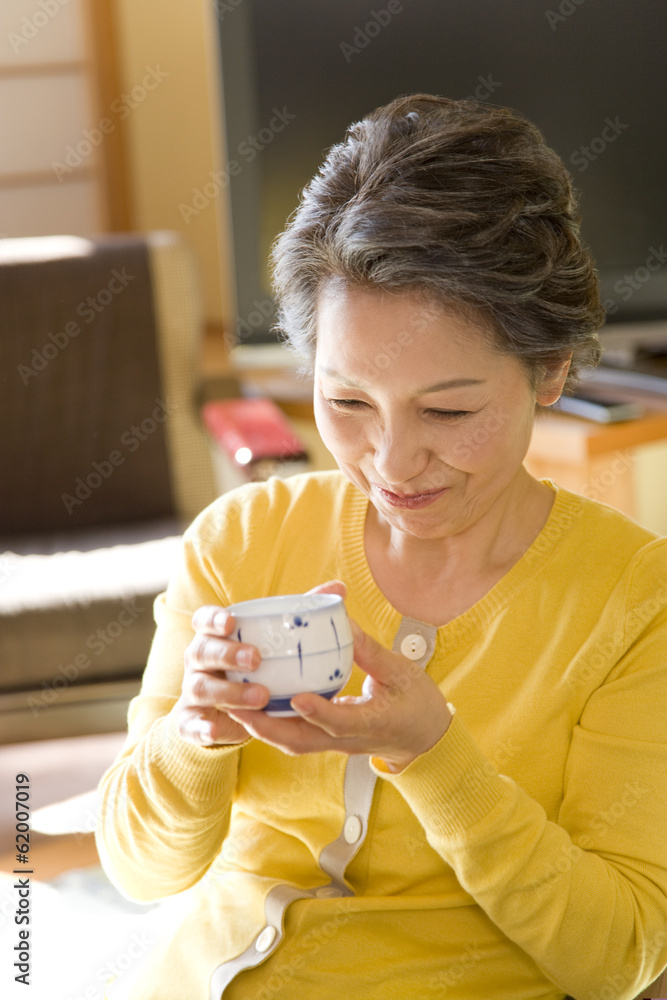 © TAGSTOCK2 - senior woman drinking tea