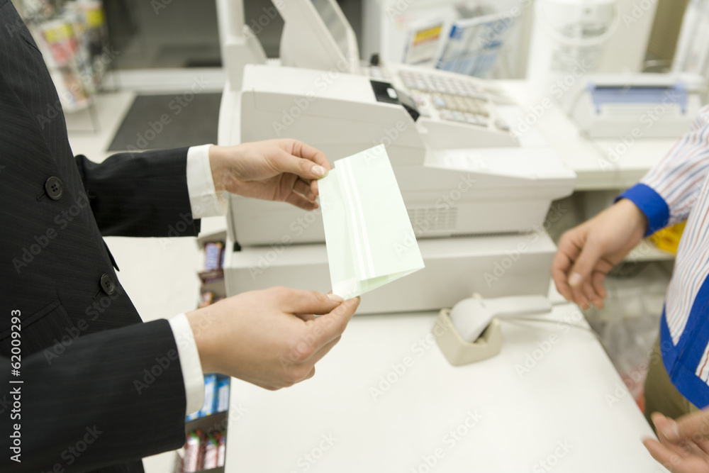 Obraz na plátně woman receiving ticket at convenience store