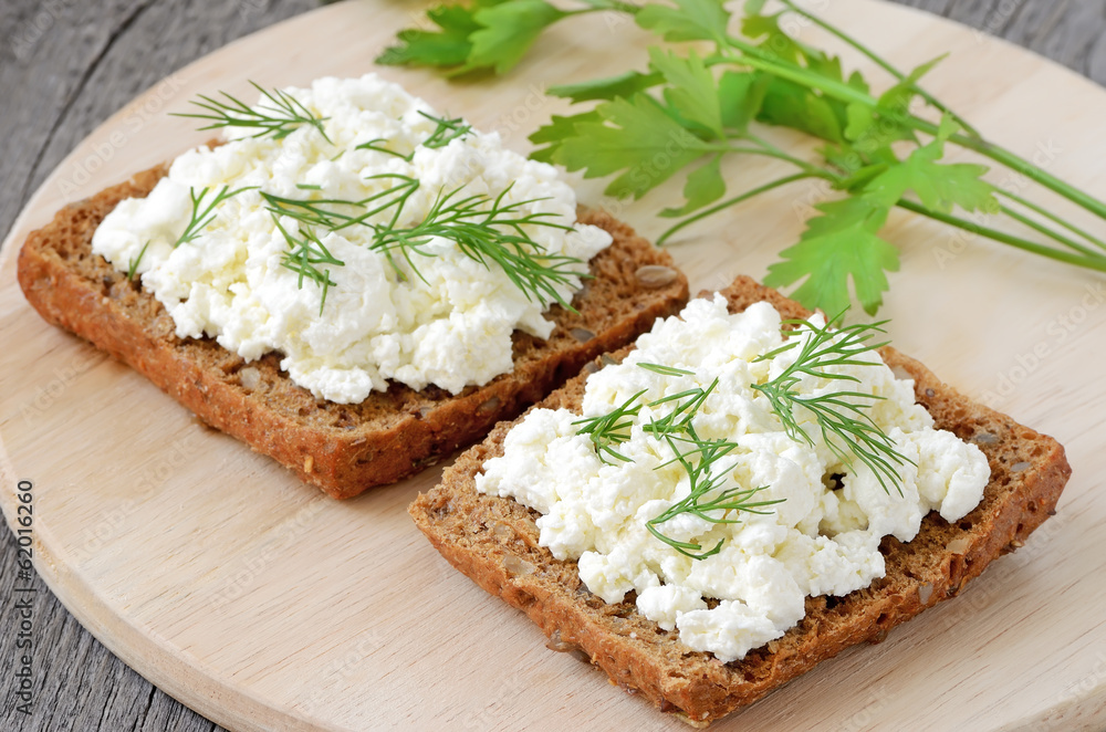 Sandwiches with curd cheese and dill