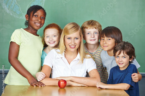 Lehrerin mit Gruppe ihrer Schüler in Schule