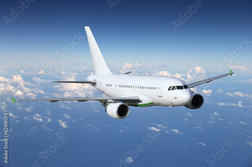 Flugzeug auf Reisen über den Wolken