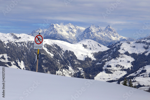 Verbotsschild Skifahrer