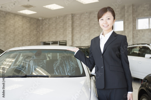 Obraz na plátně female salesclerk of car dearlership