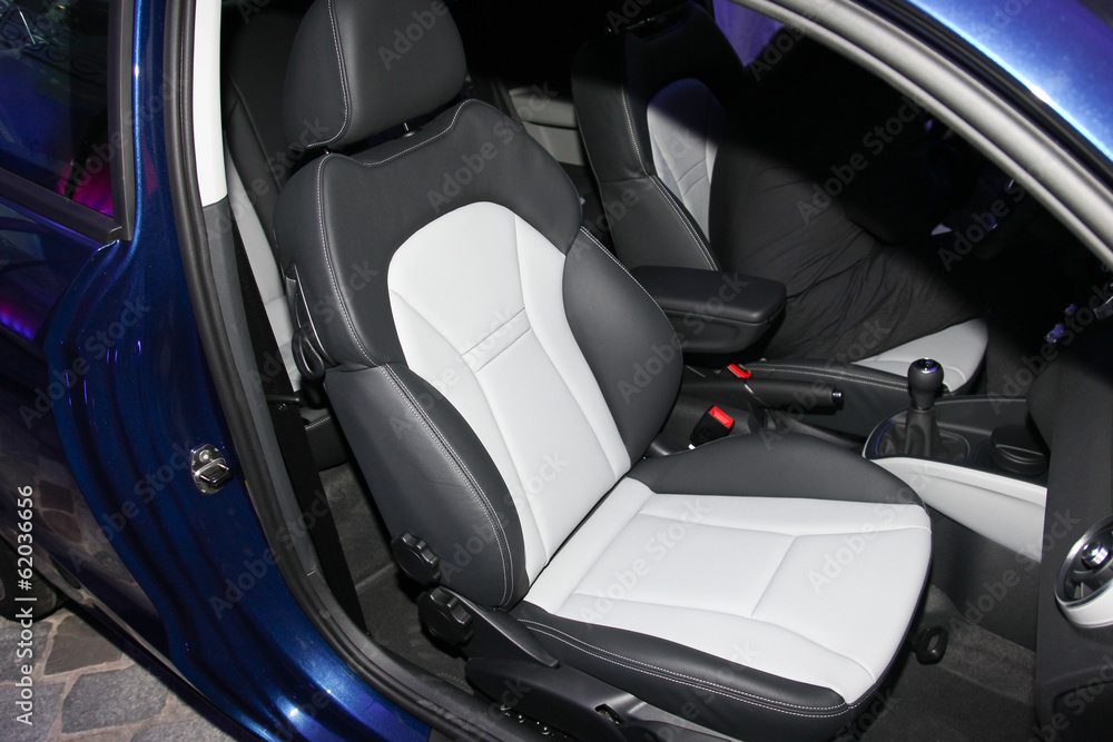 intérieur de voiture en cuir blanc et noir intérieur de voiture en cuir blanc et noir