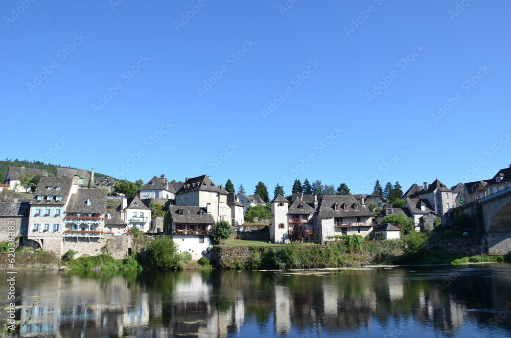 Ville d' Argentat en Corrèze , rive, reflets