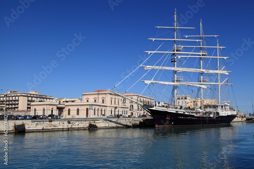 Veliero ormeggiato nel porto di Siracusa. photo