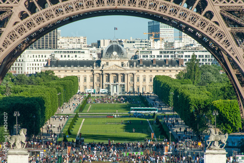 Canvas Print Crowds Beneath the Eiffel Tower Arches