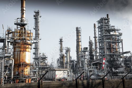raffineria petrolifera photo