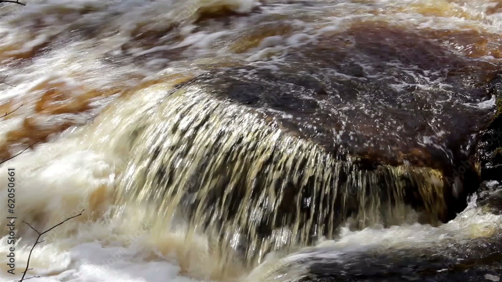 Water rushing and making a heavy noise Water rushing and making a heavy noise